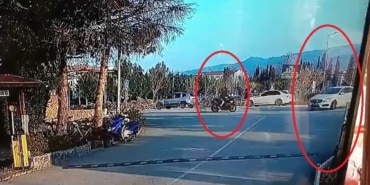 18 YAŞINDAKİ MOTOSİKLETLİ GENCİ HAYATTAN KOPARAN KAZA KAMERADA... OTURDUĞU SİTEYE GİRMEK İÇİN ÇİFT YÖNLÜ YOLDA KARŞI ŞERİDE GEÇİP GELİŞ YÖNÜNÜ KAPATAN KADIN SÜRÜCÜNÜN MERCEDES OTOMOBİLİNE ÇARPAN MOTOSİKLETLİ GENÇ HAYATINI KAYBETTİ TRAFİK İŞARETİ VE LAMBALARIN OLMADIĞI KONTROLSÜZ KAVŞAKTA BİR ÇOK KAZANIN YAŞANDIĞI ÖĞRENİLDİ