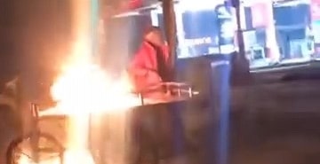 ALKOLLÜ ŞAHIS EKMEK TEKNESİNİ ATEŞE VERİP BAŞINDA OTURDU