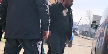 BURSA'DA EVİ KUNDAKLAYAN ŞAHIS 24 SAAT SONRA TESLİM OLDU, SALDIRI OLAYININ GÖRÜNTÜLERİ DE ORTAYA ÇIKTI BURSA'DA 24 SAATTİR EVİNDE DİRENEN KUNDAKÇININ ATEŞE VERDİĞİ EVE BİR SÜRE ÖNCE DE LEVYE İLE SALDIRDIĞI ORTAYA ÇIKTI KUNDAKÇI VE SALDIRGAN ŞAHIS JANDARMA KOMUTANI'NIN İKNA ETMESİ SONUCU TESLİM OLDU.