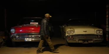 BÖYLE GARAJ GÖRÜLMEDİ KLASİK OTOMOBİL SEVDALISI ADAM EVİNİN GARAJINI GALERİYE ÇEVİRDİ