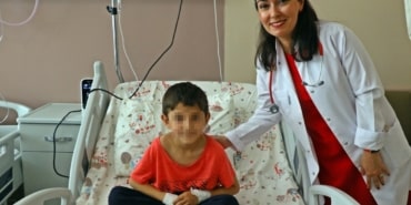 TÜM TÜRKİYE'Yİ HÜZÜNLENDİREN EFE: "PARA ALMADILAR" YANGINDA KARBONMONOKSİT ZEHİRLENMESİYLE HASTANEDE TEDAVİ ALTINA ALINAN 7 YAŞINDAKİ EFE VE KARDEŞLERİNİN TEDAVİSİ SÜRÜYOR MİNİK EFE, AMBULANSTA "ANNEMİN PARASI YOK AMA" DİYEREK HERKESİ HÜZÜNLENDİRMİŞTİ, ANNESİYLE BİRLİKTE KONUŞTU ANNE DİLEK GÖKSU: "DEVLETİMİZDEN ALLAH RAZI OLSUN" ÇOCUK SAĞLIĞI VE HASTALIKLARI UZMANI DR. ŞEHRİBAN YEŞİLOĞLU DESTİCİ: "GEREKLİ OKSİJEN VE TIBBİ DESTEKLERİNİ SUNUYORUZ, AYNI ZAMANDA HASTANE YÖNETİMİ OLARAK DA GEREKEN SOSYAL DESTEKLER SUNULUYOR.  OKSİJEN İHTİYAÇLARI KALMAYIP TEDAVİLERİ TAMAMLANINCA TABURCU ETMEYİ PLANLIYORUZ. SAĞLIK DURUMLARI TARAFIMIZCA TAKİP EDİLİYOR"