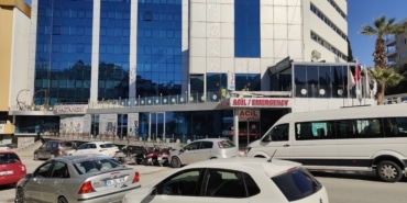 KUŞADASI'NDAKİ ÖZEL HASTANEDEN TABURCU EDİLEN HASTANIN ÖLMÜŞ OLDUĞU ORTAYA ÇIKTI GÖRÜNTÜLER ÜZERİNE SAĞLIK BAKANLIĞI VE AYDIN VALİLİĞİ SORUŞTURMA BAŞLATTI
