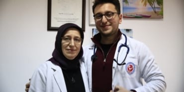 HEM ANNESİ, HEM DE MESAİ ARKADAŞI... ANNESİNİN DİZİNİN DİBİNDE DOKTORLUK YAPIYOR ANNE OĞUL İKİ DOKTOR; AYNI AİLE SAĞLIĞI MERKEZİNDE ÇALIŞIYOR BURSA'DA ÜNİVERSİTEYİ BİTİREN GENÇ DOKTOR ANNESİNİN YANINA ATANDI 17 YILDIR ÇALIŞTIĞI AİLE SAĞLIĞI MERKEZİNDE MESAİ ARKADAŞI OĞLU OLDU EMEKLİLİK HAYALLERİ KURARKEN OĞLU MESAİ ARKADAŞI OLDU BURSA'DA ÜNİVERSİTEYİ BİTİREN GENÇ DOKTOR ANNESİNİN YANINA ATANDI