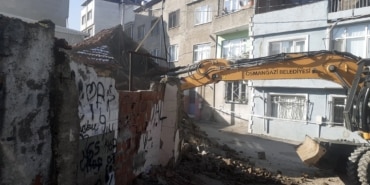 OSMANGAZİ'DE METRUK BİNA TEMİZLİĞİ