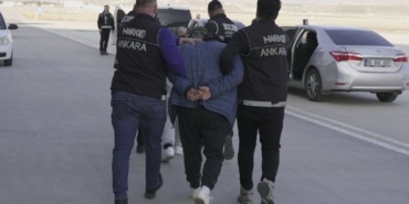 BAKAN YERLİKAYA DUYURDU: KIRMIZI BÜLTENLE ARANAN DALTONLAR SUÇ ÖRGÜTÜ YÖNETİCİLERİNDEN SİNAN MEMİ POLONYA'DAN, ZEHİR TACİRİ ATAKAN AVCI BULGARİSTAN'DAN TÜRKİYE'YE GETİRİLDİ