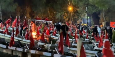 KAHRAMANMARAŞ'TA DEPREM ŞEHİTLERİ MEZARLIĞINA AKIN: DEPREMİN ŞEHİTLERİ DUALARLA YAD EDİLDİ 6 ŞUBAT DEPREMLERİNİN YIL DÖNÜMÜNDE MEZARLIKTA HÜZÜNLÜ ANMA