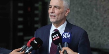 BAKAN BOLAT'TAN "GÜMRÜK BİRLİĞİ" AÇIKLAMASI TİCARET BAKANI ÖMER BOLAT: "(AB KOMİSERİ VARHELYİ, MACARİSTAN'IN AB KONSEYİ DÖNEM BAŞKANLIĞI SIRASINDA GÜMRÜK BİRLİĞİ'Nİ GENİŞLETME KONUSUNDAKİ MÜZAKERELERİN BAŞLAMASI NOKTASINDA OLUMLU ADIMLAR BEKLEDİKLERİNİ İFADE ETTİ. BUNU ZİYADESİYLE OLUMLU BİR GELİŞME OLARAK DEĞERLENDİRİYORUZ”