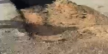 POLİS İLE EHLİYETSİZ GENCİN KOVALAMACASI KAMERADA... DAKİKALARDA EHLİYETSİZ GENCİ KOVALAYAN POLİS BİR YANDAN SİREN ÇALDI DİĞER YANDAN "KAÇMA, KAZA YAPACAKSIN" DEDİ ÇOK GEÇMEDEN LİSELİ GENÇ BELEDİYE ÇUKURUNA DÜŞEREK YARALANDI POLİS İLE EHLİYETSİZ MOTOSİKLET SÜRÜCÜSÜNÜN KOVALAMA ANI KAMERAYA YANSIDI