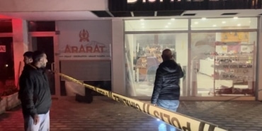 OTOMOBİLLE GELİP KURŞUN YAĞDIRDILAR...O ANLAR KAMERADA 2 KİŞİNİN VURULDUĞU SİLAHLI SALDIRI ANI KAMERADA