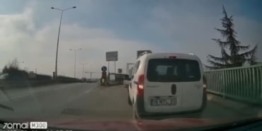 BİR ANDA GERİ MANEVRA YAPTI, KORKU DOLU ANLAR KAMERAYA YANSIDI