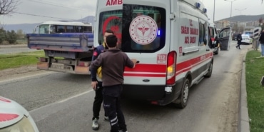 HASTA TAŞIYAN AMBULANS KAMYONA ÇARPTI: 2 YARALI