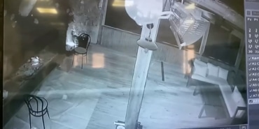 SAHURDA YAPILAN MANGALIN ATEŞİ OTELİ YAKMIŞ EKSİ 3. KATTA KALAN 12 PERSONEL KURTULDU 7. KATTAKİ SUİTTE KALAN MİLLİ KAYAKÇI VE KAYAK HOCASI BABASI KURTULAMADI
