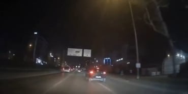 MAKAS ATAN ARAÇLAR, TRAFİĞİ TEHLİKEYE SOKTU ÇARPMAKTAN SON ANDA KURTULMASINA RAĞMEN, MAKAS ATMAYA DEVAM ETTİ