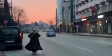YOLUN ORTASINDA OTOMOBİLİ GÖRENLER ŞAŞTI KALDI