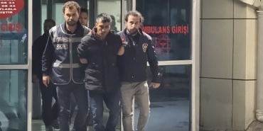 KARDEŞLERİN KATİLİ SAĞLIK KONTROLÜNDEN GEÇİRİLDİ SİVAS'TA İKİ KARDEŞİ BOĞAZLARINI KESEREK ÖLDÜREN CİNAYET ZANLISI, ANKARA'DA YAKALANDIKTAN SONRA GETİRİLDİĞİ SİVAS'TA SAĞLIK KONTROLÜNDEN GEÇİRİLDİ