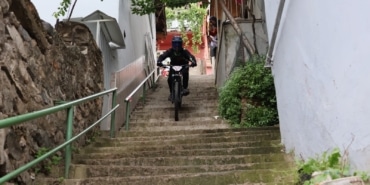 İZLEYENLERİN YÜREĞİ AĞZINA GELDİ BİSİKLETLERLE, İNSANLARIN YÜRÜMEKTE ZORLANDIĞI MERDİVENLERİ DAKİKALAR İÇİNDE İNDİLER NEFES KESEN YARIŞIN GÖRÜNTÜLERİ AKSİYON KAMERALARINA YANSIDI
