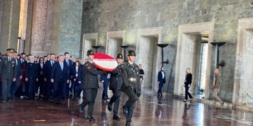 BAKAN BAK'TAN GENÇLER VE SPORCULARLA ANITKABİR'E ZİYARET
