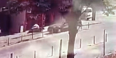 OTOMOBİLİN ÇARPTIĞI MOTOSİKLETLİ YARALANDI KAZA ANI GÜVENLİK KAMERASINA YANSIDI