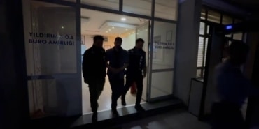 YURTDIŞINA KAÇMAK İÇİN HAZIRLANIRKEN, POLİS BASKINI YEDİ BURSA'DA 33 YIL HAPİS CEZASI BULUNAN FİRARİ ŞAHIS YAKALANDI