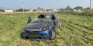 BURSA'DA KONTROLDEN ÇIKAN OTOMOBİL TARLAYA UÇTU