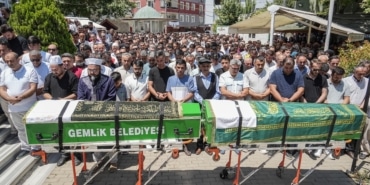 GÖLDE BOĞULAN İKİ KÜÇÜK KUZEN YAN YANA UĞURLANDI İZNİK GÖLÜ'NDE BOĞULAN 8 VE 9 YAŞINDAKİ İKİ KUZEN SON YOLCULUKLARINA UĞURLANDI