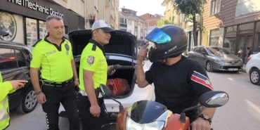 POLİSTEN 10 KEZ KASK CEZASI YEDİ KASK KULLANIRKEN KAZA YAPTI, ÖLÜMDEN DÖNDÜ