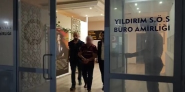 PAZARCI ŞÜPHELİYE OPERASYON: ARACINDAN VE EVİNDEN 121 LİTRE SAHTE İÇKİ ÇIKTI SAHTE İÇKİLERİ SU ŞİŞESİNE DOLDURMUŞ OPERASYON ANI KAMERADA