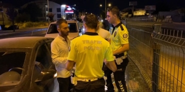 SEYİR HALİNDE İKEN ARACINI DURDURUP SIZAN ALKOLLÜ SÜRÜCÜ, POLİSE ZOR ANLAR YAŞATTI
