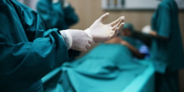 doctors-preparing-operation