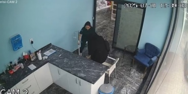 BURSA'DAKİ DEPREMDE TEDAVİ GÖREN KÖPEĞİ İÇERİDE BIRAKMADI