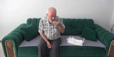 ÖLMEK ÜZEREYKEN BULDUĞU KUŞU AĞZIYLA BESLİYOR YAVRU GÜVERCİNİ PAMUKLARA SARIP AĞZIYLA BESLEYEREK HAYATA DÖNDÜRDÜ