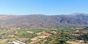3 GÜNDÜR DEVAM EDEN ORMAN YANGINI SONRASI ÖDEMİŞ'İN DAĞLARI SİYAHA BÜRÜNDÜ SÖNDÜRME ÇALIŞMALARININ DEVAM ETTİĞİ YANGINDAN GERİYE BU GÖRÜNTÜLER KALDI