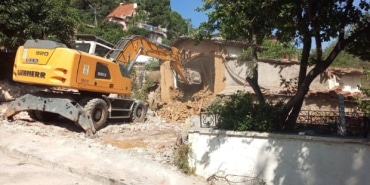 TEHLİKE SAÇAN METRUK BİNALAR YIKILDI