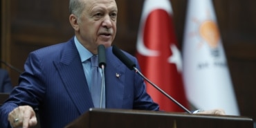 CUMHURBAŞKANI ERDOĞAN'DAN "TERÖRSÜZ TÜRKİYE" MESAJI CUMHURBAŞKANI RECEP TAYYİP ERDOĞAN: "CEZAEVLERİNDEN MECLİSE TÜNEL KAZMA İŞİ SİYASETİN İŞİ DEĞİLDİR. DÜNYADA İKTİDARI ŞARLATANLARA, HIRSIZLARA, ŞAKLABANLARA TESLİM EDEN ÜLKELERİN AKIBETLERİNİ GÖRÜYORSUNUZ" "BİZİ ENGELLEMEK İÇİN KUMPASTAN DARBEYE, ŞANTAJDAN TEHDİDE, EKONOMİK TUZAKTAN SOKAK TERÖRÜNE KADAR HER YOLU DENEDİLER. ALDIKLARI SINIRSIZ ULUSLARARASI DESTEĞE RAĞMEN BAŞARAMADILAR" "DEĞİL TARIM ALANLARIMIZI, BİR KARIŞ TOPRAĞIMIZI DAHİ TESLİM ALACAK GÜÇ DÜNYA ÜZERİNDE HENÜZ MEVCUT DEĞİLDİR" "TERÖRSÜZ TÜRKİYE ÇALIŞMALARININ HİÇBİR YERİNDE ŞEHİTLERİMİZİN HATIRASINA GÖLGE DÜŞÜRECEK, ONLARIN RUHUNU İNCİTECEK BİR ADIM YOKTUR VE OLAMAZ" "BU HAYIRLI SÜRECİN YOL KAZASI YAŞANMADAN, KARANLIK MAHFİLLERCE SABOTE EDİLMESİNE FIRSAT VERMEDEN EN KISA SÜREDE BAŞARIYLA NETİCELENMESİNİ TEMENNİ EDİYORUZ" "ÖNCE TERÖRSÜZ TÜRKİYE, ARDINDAN TERÖRSÜZ BÖLGE HEDEFİMİZE ULAŞARAK ŞEHİTLERİMİZİN RUHLARINI ŞAD EDECEK, FEDAKARLIKLARININ BOŞA GİTMEDİĞİNİ GÖSTERECEĞİZ"