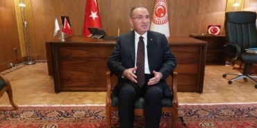 TBMM BAŞKANVEKİLİ BOZDAĞ, 15 TEMMUZ GECESİ MECLİS'TE YAŞANANLARI ANLATTI "TBMM, KURTULUŞ SAVAŞI YILLARINDA DAHİ DÜŞMAN TARAFINDAN BOMBALANMADI" "MECLİSİ ÇALIŞTIRIN, TEKLİFİNDE BULUNDUM" "TÜRKİYE'NİN DÖRT BİR YANINDA SAVCILIKLAR, HAKİMLİKLER VAZİFELERİNİ YAPTI" "SADECE FETÖ TERÖR ÖRGÜTÜNE KARŞI DEĞİL, BÜTÜN TERÖR ÖRGÜTLERİNE KARŞI MÜTEYAKKIZ OLMALIYIZ" "FETÖ VE DİĞER TERÖR ÖRGÜTLERİ HER AN TEKRAR HORTLAYABİLİR, HORTLATILABİLİR"