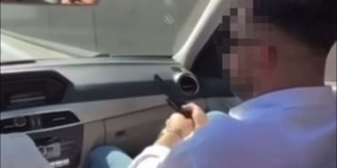 SEYİR HALİNDEKİ ARAÇTAN PEŞ PEŞE BÖYLE ATEŞ AÇTI