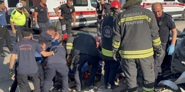KOCAELİ'DE KORKUNÇ KAZA: 5 KİŞİ HAYATINI KAYBETTİ TIRIN DORSESİNİN ÜZERİNE DÜŞTÜĞÜ OTOMOBİL PARAMPARÇA OLDU
