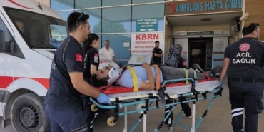 BURSA'DA HAFİF TİCARİ ARAÇ KAMYONETLE ÇARPIŞTI: 3 YARALI
