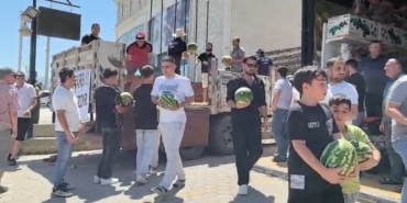 BEDAVA KARPUZU DUYAN GELDİ BİR KAMYON KASASI KARPUZ, DAKİKALAR İÇERİSİNDE TÜKENDİ