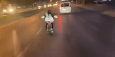 BURSA'DA MOTOSİKLETE UZANARAK GİTTİ, CANINI HİÇE SAYDI