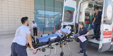 İNEGÖL'DE MİNİBÜS BARİYERLERE ÇARPTI