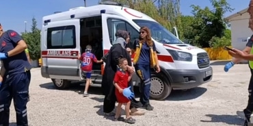 İNŞAAT ALANINA UÇAN TRİPORTÖRDEKİ 2'Sİ ÇOCUK 4 KİŞİ YARALANDI