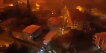 BURSA'DA ORMAN YANGINI KARAHIDIR MAHALLESİ'NE ULAŞTI YANGIN SEBEBİYLE TAŞ OCAKLARINDA PATLAMALAR MEYDANA GELDİ