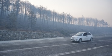 BURSA'DAKİ ORMAN YANGINI 3. GÜNÜNDE... GÖKYÜZÜNÜ KAPLAYAN DUMAN BULUTUNDAN GÖZ GÖZÜ GÖRMÜYOR BURSA'NIN DAĞ İLÇELERİNDEKİ DUMAN HAVUZU DRONLA GÖRÜNTÜLENDİ ORHANELİ-HARMANCIK ARASINDAKİ ALEVLER BELLİ BÖLGELERDE DEVAM EDERKEN, DUMAN HAYATI OLUMSUZ ETKİLEDİ