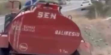 DAYANIŞMANIN EN GÜZEL GÖRÜNTÜLERİ...YANGINA JANT ÜZERİNDE GİTTİ BURSA'DA YANGINA MÜDAHALEYE GİDEN ÇİFTÇİYİ, PATLAYAN TEKERLEĞİ DE DURDURAMADI