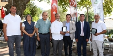 OSMANGAZİ'NİN GÖNÜLLÜ TEMİZLİK ELÇİLERİNE TEŞEKKÜR PLAKETİ BAŞKAN ERKAN AYDIN'DAN ÇEVRE TEMİZLİĞİNE KATKI SUNAN GÖNÜLLÜLERE PLAKET