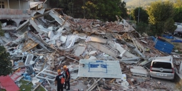 SINDIRGI DEPREMİNDE ÇÖKEN BİNA SABAHIN İLK IŞIKLARI İLE HAVADAN GÖRÜNTÜLENDİ