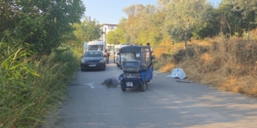 ELEKTRİKLİ MOPED ÜZERİNDEKİ ÖLÜME SORUŞTURMA ECEL ELEKTRİKLİ MOPEDİN DİREKSİYONUNDA YAKALADI