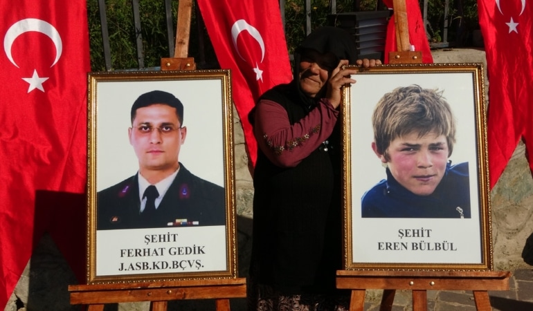 ŞEHİT EREN BÜLBÜL, ŞEHADETİNİN 8. YILINDA MEZARI BAŞINDA ANILDI