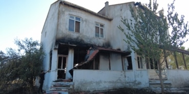 ORMAN YANGININDA; 7 EV YANDI, 2 BİN 700 KİŞİ TAHLİYE EDİLDİ, 15 KİŞİ YARALANDI
